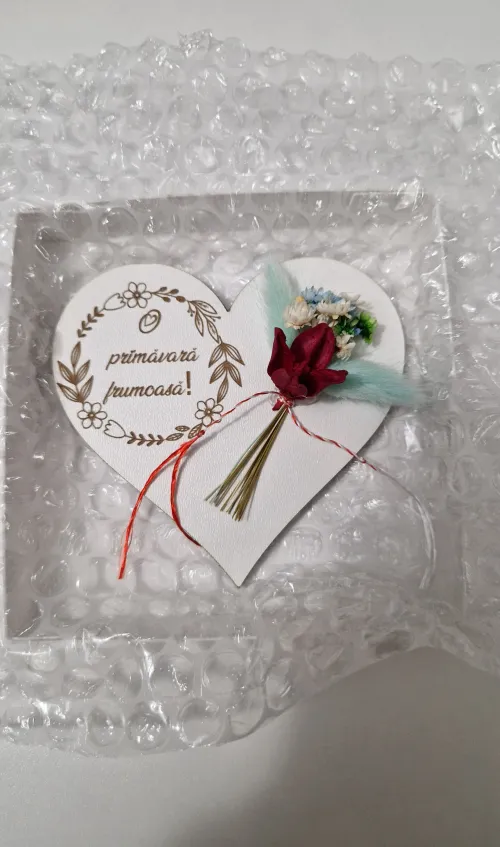 Magnet cu flori în formă de inimioară 